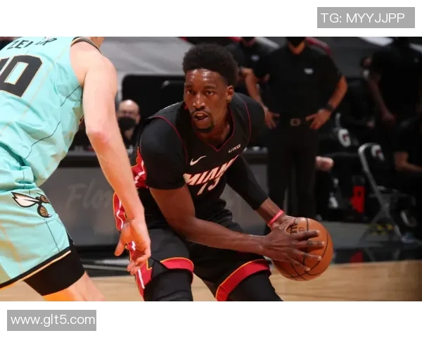 黄蜂与热火季后赛第三场激战回顾球员表现与战术分析全景呈现 黄蜂与热火季后赛第三场激战回顾球员表现与战术分析全景呈现